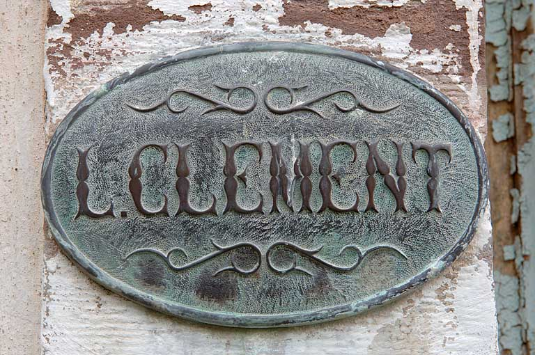 Plaque posée à l'entrée de l'appartement du propriétaire. © Région Bourgogne-Franche-Comté, Inventaire du patrimoine Plaque posée à l'entrée de l'appartement du propriétaire. © Région Bourgogne-Franche-Comté, Inventaire du patrimoine