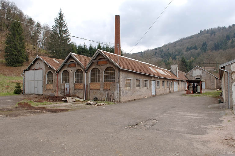 Ateliers de fabrication et cour de l'usine depuis le nord-ouest. © Région Bourgogne-Franche-Comté, Inventaire du patrimoine Ateliers de fabrication et cour de l'usine depuis le nord-ouest. © Région Bourgogne-Franche-Comté, Inventaire du patrimoine