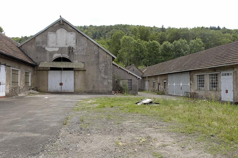 Pignon de la forge du Bas et ateliers sud (ancien atelier de polissage et de réparation). © Région Bourgogne-Franche-Comté, Inventaire du patrimoine Pignon de la forge du Bas et ateliers sud (ancien atelier de polissage et de réparation). © Région Bourgogne-Franche-Comté, Inventaire du patrimoine