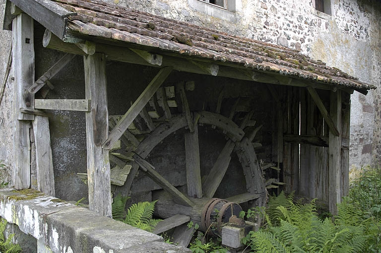 Implantation de la roue hydraulique contre la façade ouest du moulin. © Région Bourgogne-Franche-Comté, Inventaire du patrimoine