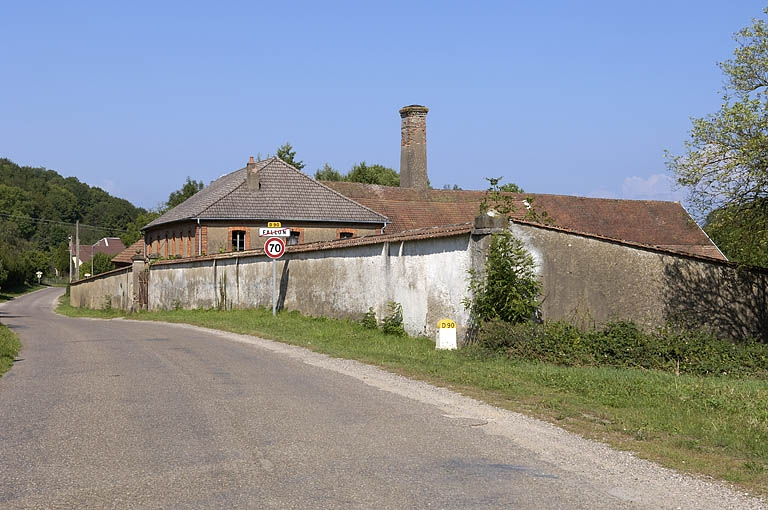 Vue d'ensemble depuis le sud. © Région Bourgogne-Franche-Comté, Inventaire du patrimoine Vue d'ensemble depuis le sud. © Région Bourgogne-Franche-Comté, Inventaire du patrimoine