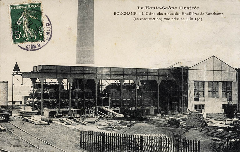 La Haute-Saône illustrée. Ronchamp. - L'usine électrique des Houillères de Ronchamp (en construction) vue prise en juin 1907. © Région Bourgogne-Franche-Comté, Inventaire du patrimoine La Haute-Saône illustrée. Ronchamp. - L'usine électrique des Houillères de Ronchamp (en construction) vue prise en juin 1907. © Région Bourgogne-Franche-Comté, Inventaire du patrimoine