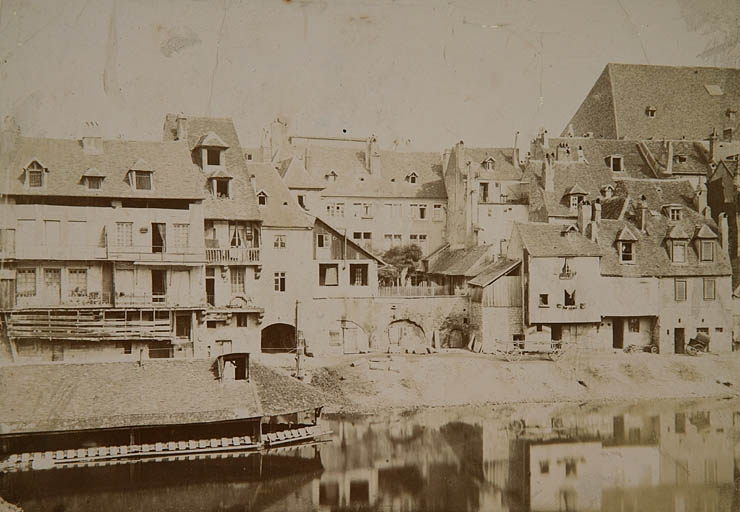 [Barque lavandière et façade sur l'eau des maison du quartier Battant avant la construction du quai Veil-Picard], milieu 19e siècle. © Région Bourgogne-Franche-Comté, Inventaire du patrimoine