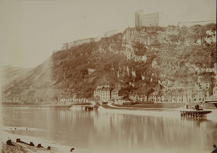 [La citadelle, le port de Rivotte et l'extrémité amont du tunnel, vus des Près-de-Vaux], entre 1883 et 1910. © Région Bourgogne-Franche-Comté, Inventaire du patrimoine