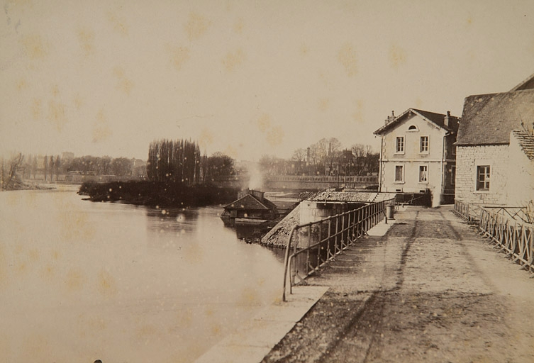 [Bateau lavoir, maison d'éclusier et pont de halage enjambant les canaux de fuite de l'usine], 4e quart 19e siècle. © Région Bourgogne-Franche-Comté, Inventaire du patrimoine
