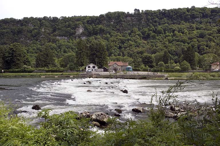 Vue d'ensemble depuis l'extrémité du barrage, rive droite. © Région Bourgogne-Franche-Comté, Inventaire du patrimoine