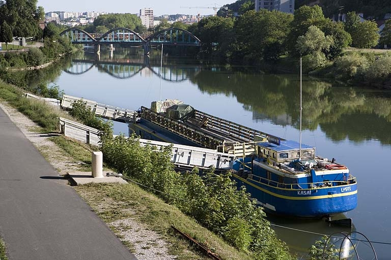 Péniche amarrée dans la partie sud du port de Rivotte, avec le pont de Chardonnet en arrière-plan. © Région Bourgogne-Franche-Comté, Inventaire du patrimoine Péniche amarrée dans la partie sud du port de Rivotte, avec le pont de Chardonnet en arrière-plan. © Région Bourgogne-Franche-Comté, Inventaire du patrimoine