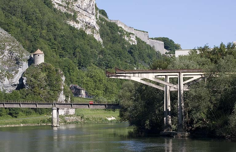 Port de l'usine dite des Soieries puis de la Rhodiacéta : portique en béton du pont roulant. © Région Bourgogne-Franche-Comté, Inventaire du patrimoine Port de l'usine dite des Soieries puis de la Rhodiacéta : portique en béton du pont roulant. © Région Bourgogne-Franche-Comté, Inventaire du patrimoine