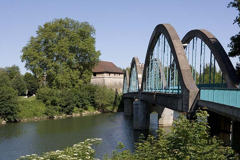 Face amont depuis la rive droite. © Région Bourgogne-Franche-Comté, Inventaire du patrimoine Face amont depuis la rive droite. © Région Bourgogne-Franche-Comté, Inventaire du patrimoine