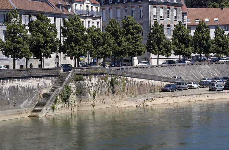 Escalier et rampes d'accès au port et au Doubs. © Région Bourgogne-Franche-Comté, Inventaire du patrimoine Escalier et rampes d'accès au port et au Doubs. © Région Bourgogne-Franche-Comté, Inventaire du patrimoine