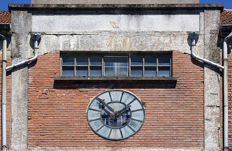 Entrepôt : horloge de la façade antérieure. © Région Bourgogne-Franche-Comté, Inventaire du patrimoine Entrepôt : horloge de la façade antérieure. © Région Bourgogne-Franche-Comté, Inventaire du patrimoine