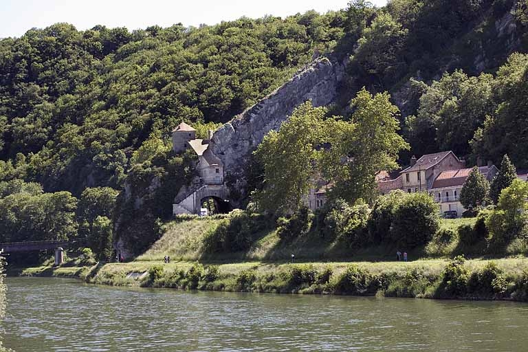 Vue d'ensemble de la partie sud depuis la rive droite : chemin de halage et Porte Taillée. © Région Bourgogne-Franche-Comté, Inventaire du patrimoine