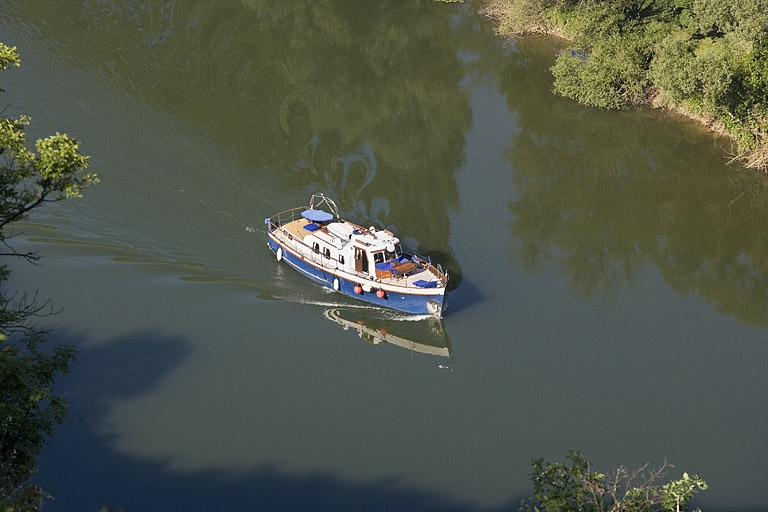 Bateau de plaisance sur le Doubs. © Région Bourgogne-Franche-Comté, Inventaire du patrimoine Bateau de plaisance sur le Doubs. © Région Bourgogne-Franche-Comté, Inventaire du patrimoine