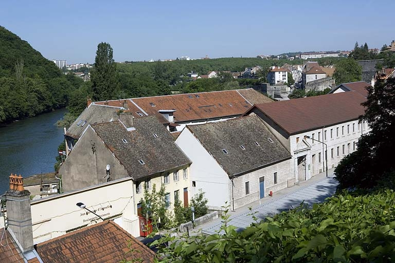 Façade antérieure des bâtiments sur rue, depuis le sud-est. © Région Bourgogne-Franche-Comté, Inventaire du patrimoine Façade antérieure des bâtiments sur rue, depuis le sud-est. © Région Bourgogne-Franche-Comté, Inventaire du patrimoine