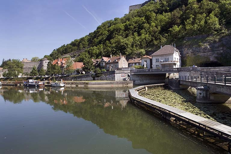 Debouché de l'écluse n° 50, pont routier et estacade, depuis l'écluse n° 51. © Région Bourgogne-Franche-Comté, Inventaire du patrimoine Debouché de l'écluse n° 50, pont routier et estacade, depuis l'écluse n° 51. © Région Bourgogne-Franche-Comté, Inventaire du patrimoine