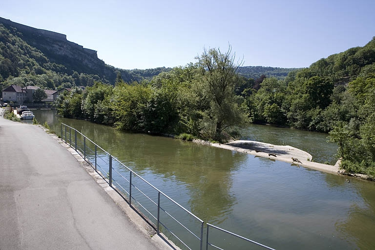 L'extrémité du barrage et le déversoir de superficie. © Région Bourgogne-Franche-Comté, Inventaire du patrimoine L'extrémité du barrage et le déversoir de superficie. © Région Bourgogne-Franche-Comté, Inventaire du patrimoine
