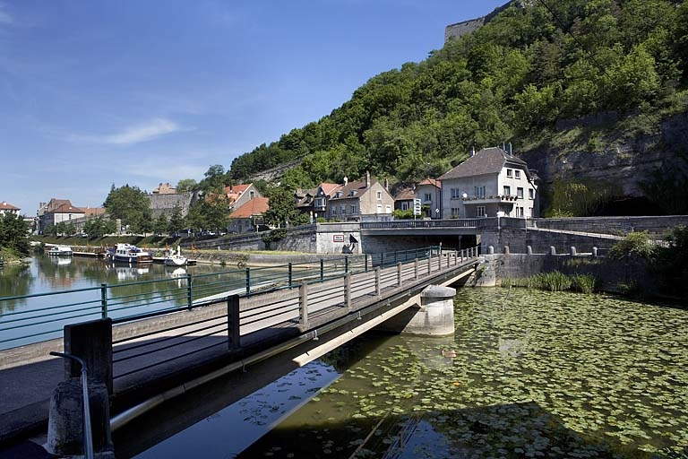 Vue d'ensemble de la partie aval du site, côté faubourg Tarragnoz. © Région Bourgogne-Franche-Comté, Inventaire du patrimoine Vue d'ensemble de la partie aval du site, côté faubourg Tarragnoz. © Région Bourgogne-Franche-Comté, Inventaire du patrimoine