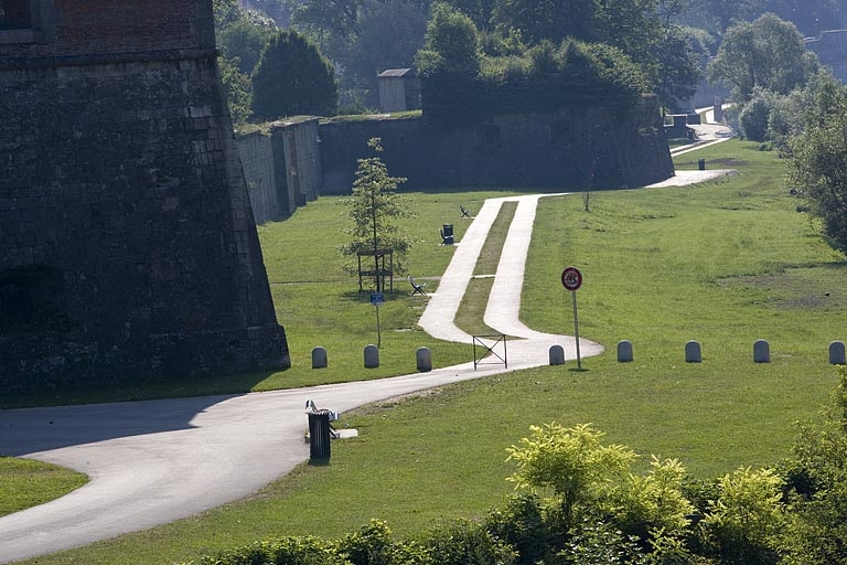 Le chemin de halage au pied de la courtine de Chamars. © Région Bourgogne-Franche-Comté, Inventaire du patrimoine Le chemin de halage au pied de la courtine de Chamars. © Région Bourgogne-Franche-Comté, Inventaire du patrimoine