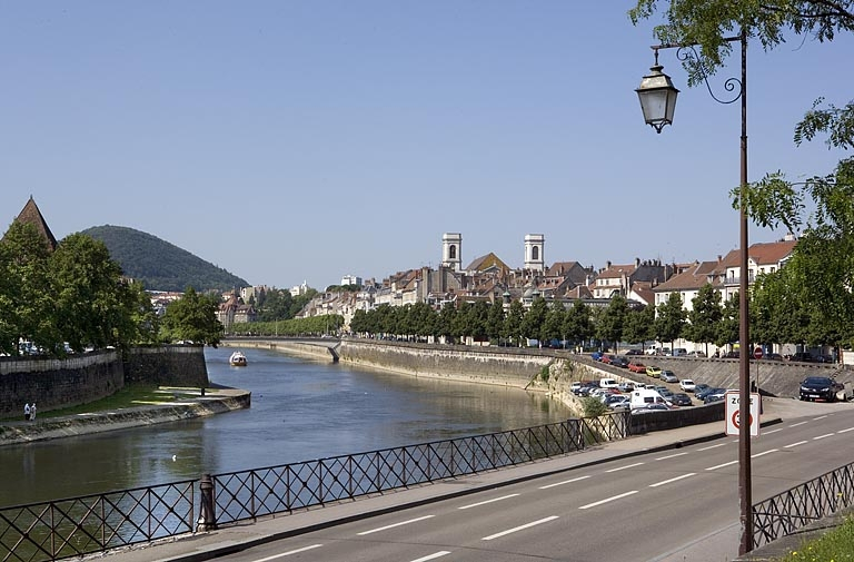 Vue d'ensemble du Doubs vers l'aval, depuis la tour de la Pelote rive droite. © Région Bourgogne-Franche-Comté, Inventaire du patrimoine Vue d'ensemble du Doubs vers l'aval, depuis la tour de la Pelote rive droite. © Région Bourgogne-Franche-Comté, Inventaire du patrimoine