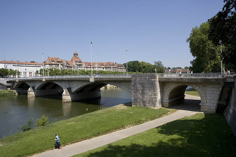 Le pont Canot et le chemin de halage. © Région Bourgogne-Franche-Comté, Inventaire du patrimoine Le pont Canot et le chemin de halage. © Région Bourgogne-Franche-Comté, Inventaire du patrimoine