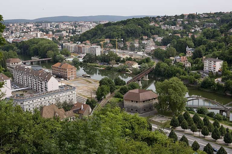 Vue d'ensemble plongeante depuis la citadelle, au sud. © Région Bourgogne-Franche-Comté, Inventaire du patrimoine Vue d'ensemble plongeante depuis la citadelle, au sud. © Région Bourgogne-Franche-Comté, Inventaire du patrimoine