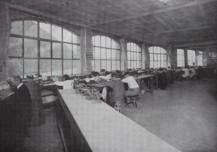 Geismar. - Un atelier de remontage, 1933. © Région Bourgogne-Franche-Comté, Inventaire du patrimoine Geismar. - Un atelier de remontage, 1933. © Région Bourgogne-Franche-Comté, Inventaire du patrimoine