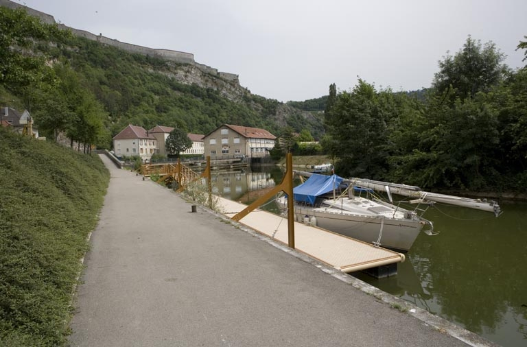 Vue d'ensemble rapprochée depuis l'amont. © Région Bourgogne-Franche-Comté, Inventaire du patrimoine Vue d'ensemble rapprochée depuis l'amont. © Région Bourgogne-Franche-Comté, Inventaire du patrimoine