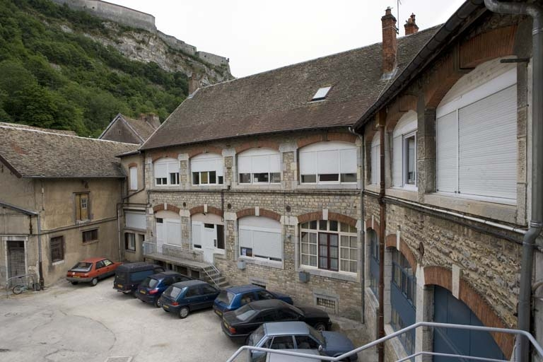 Façade antérieure des ateliers de fabrication, de trois quarts droite. © Région Bourgogne-Franche-Comté, Inventaire du patrimoine Façade antérieure des ateliers de fabrication, de trois quarts droite. © Région Bourgogne-Franche-Comté, Inventaire du patrimoine