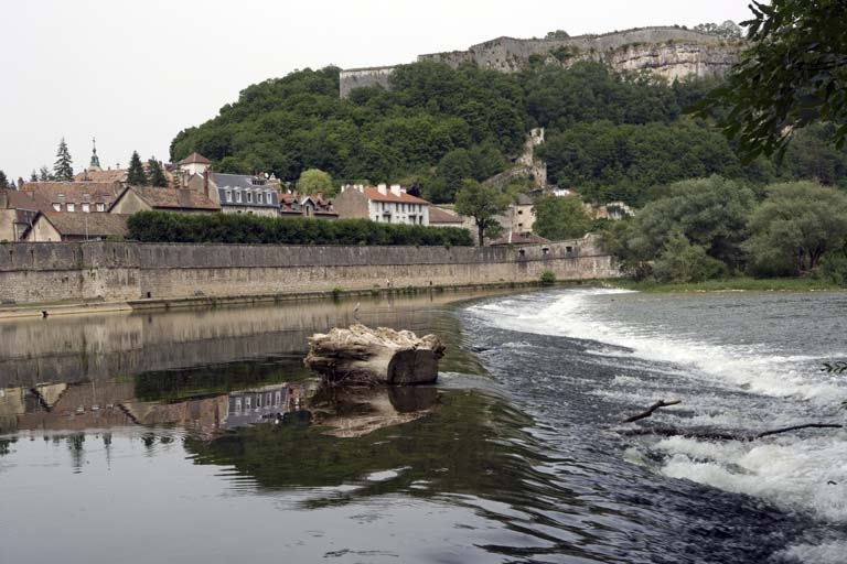 Le Doubs et le barrage de Tarragnoz, depuis la rive droite. © Région Bourgogne-Franche-Comté, Inventaire du patrimoine