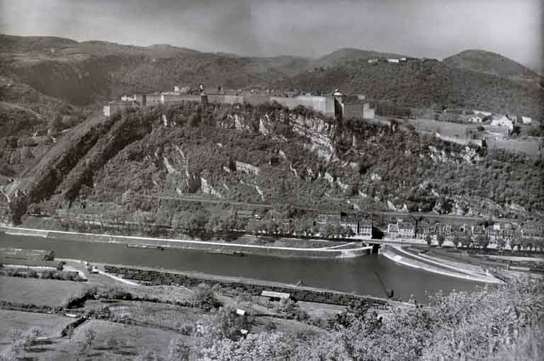 [Vue d'ensemble plongeante sur le port des Prés-de-Vaux, le faubourg Rivotte et la citadelle, depuis Bregille], 1ère moitié 20e siècle. © Région Bourgogne-Franche-Comté, Inventaire du patrimoine
