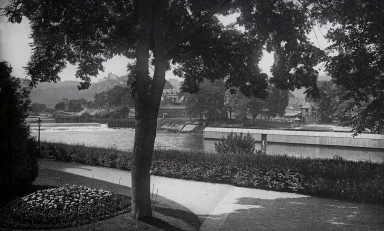 [Le barrage de Saint-Paul et l'établissement de bains, depuis le parc Micaud], 1ère moitié 20e siècle. © Région Bourgogne-Franche-Comté, Inventaire du patrimoine