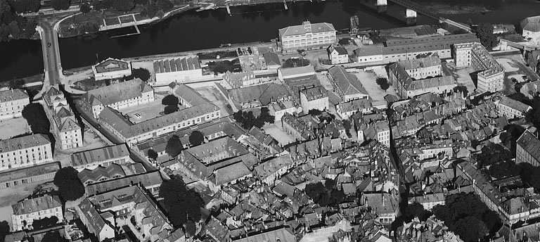 [Détail d'une vue aérienne du quartier du Port fluvial, depuis l'ouest], 1956. © Région Bourgogne-Franche-Comté, Inventaire du patrimoine