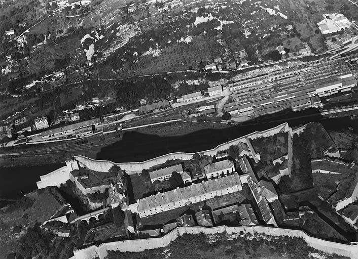 [Vue aérienne de la citadelle et des Près-de-Vaux, depuis le sud-ouest], 1956. © Région Bourgogne-Franche-Comté, Inventaire du patrimoine