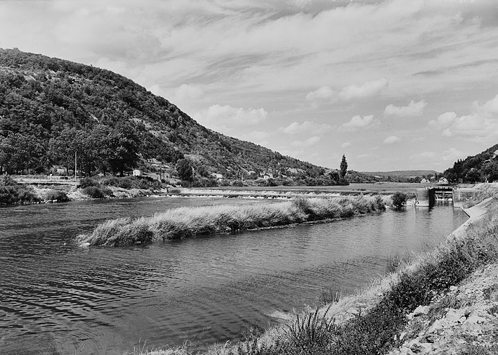 [Vue d'ensemble du barrage et de l'écluse depuis l'aval], 1ère moitié 20e siècle. © Région Bourgogne-Franche-Comté, Inventaire du patrimoine