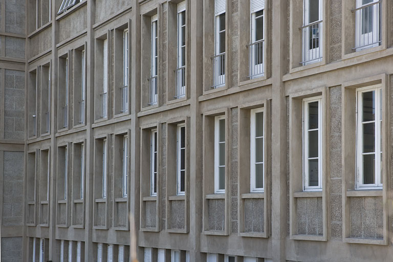 Face latérale droite : fenêtres vues en enfilade. © Région Bourgogne-Franche-Comté, Inventaire du patrimoine Face latérale droite : fenêtres vues en enfilade. © Région Bourgogne-Franche-Comté, Inventaire du patrimoine