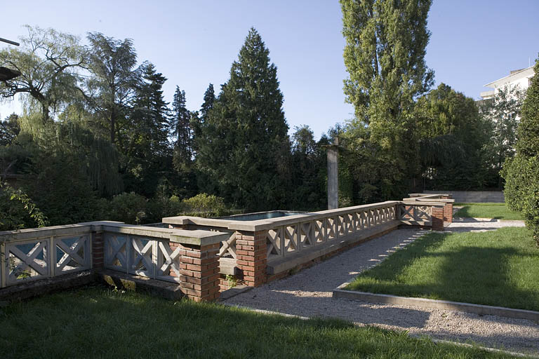 Jardin : garde-corps, du côté de l'usine. © Région Bourgogne-Franche-Comté, Inventaire du patrimoine Jardin : garde-corps, du côté de l'usine. © Région Bourgogne-Franche-Comté, Inventaire du patrimoine