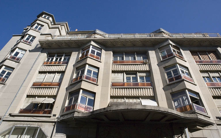 Façade : auvent et balcons. © Région Bourgogne-Franche-Comté, Inventaire du patrimoine