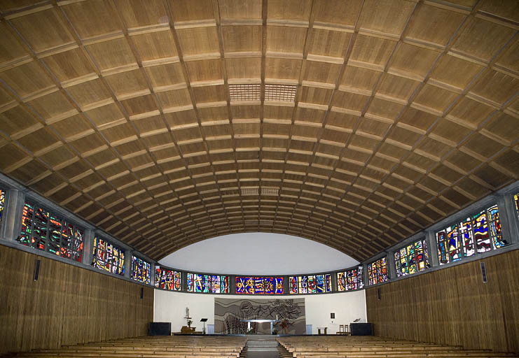 Nef : plafond, vitraux de Léger. © Région Bourgogne-Franche-Comté, Inventaire du patrimoine