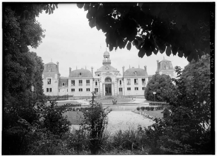 Façade antérieure vue depuis le parc [1ère moitié du 20e siècle]. © Région Bourgogne-Franche-Comté, Inventaire du patrimoine