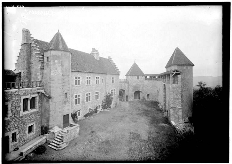 Vue des bâtiments autour de la cour intérieure. © Région Bourgogne-Franche-Comté, Inventaire du patrimoine