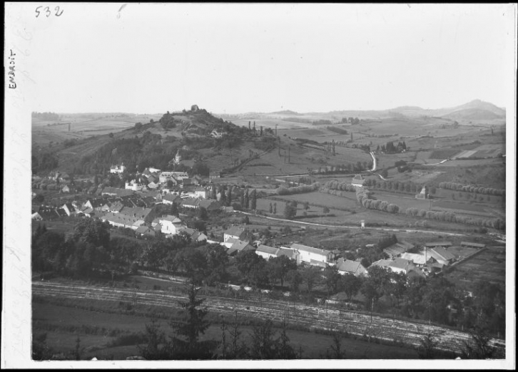 Le village et la colline du château fort vus depuis Montciel. © Région Bourgogne-Franche-Comté, Inventaire du patrimoine Le village et la colline du château fort vus depuis Montciel. © Région Bourgogne-Franche-Comté, Inventaire du patrimoine
