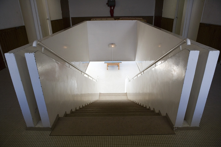 Escalier intérieur : rampe béton. © Région Bourgogne-Franche-Comté, Inventaire du patrimoine