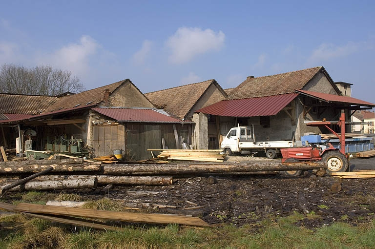 Ateliers de scierie et de boissellerie depuis le parc à grumes. © Région Bourgogne-Franche-Comté, Inventaire du patrimoine