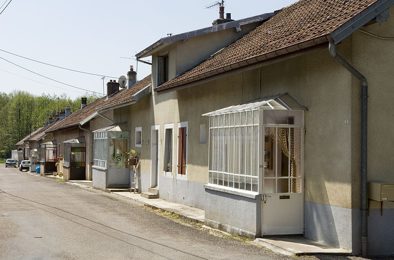 Alignement de façades de la cité ouvrière. © Région Bourgogne-Franche-Comté, Inventaire du patrimoine Alignement de façades de la cité ouvrière. © Région Bourgogne-Franche-Comté, Inventaire du patrimoine