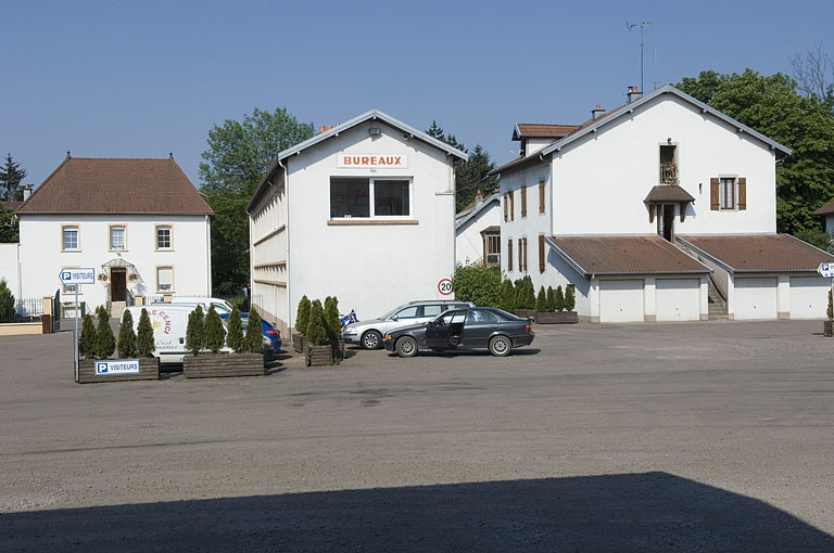 Logements et bureaux depuis la cour. © Région Bourgogne-Franche-Comté, Inventaire du patrimoine