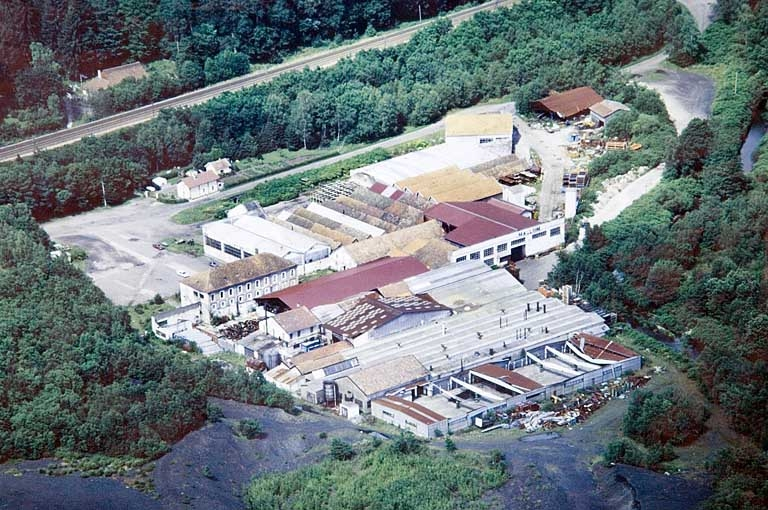 Vue aérienne depuis le sud-ouest vers 1985. © Région Bourgogne-Franche-Comté, Inventaire du patrimoine Vue aérienne depuis le sud-ouest vers 1985. © Région Bourgogne-Franche-Comté, Inventaire du patrimoine