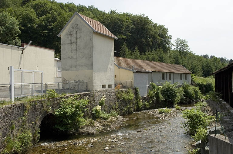 Bâtiments industriels depuis le pont d'accès. © Région Bourgogne-Franche-Comté, Inventaire du patrimoine