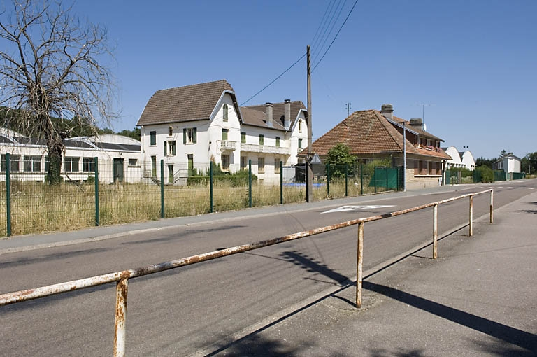 Logements, bureaux et conciergerie depuis l'ouest. © Région Bourgogne-Franche-Comté, Inventaire du patrimoine