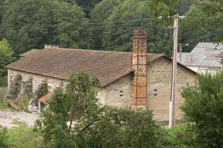 Halle vue de trois quarts arrière. © Région Bourgogne-Franche-Comté, Inventaire du patrimoine Halle vue de trois quarts arrière. © Région Bourgogne-Franche-Comté, Inventaire du patrimoine