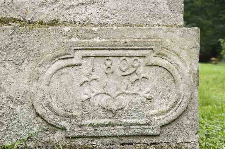 Cartouche situé à l'angle nord-ouest de la demeure. © Région Bourgogne-Franche-Comté, Inventaire du patrimoine Cartouche situé à l'angle nord-ouest de la demeure. © Région Bourgogne-Franche-Comté, Inventaire du patrimoine